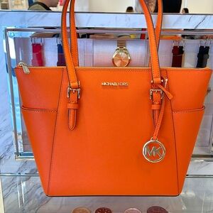 MICHAEL KORS
Jet Set Large Crossgrain Leather Top-Zip Charlotte Tote Bag
Poppy